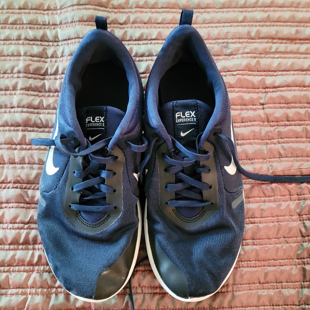 GUC - Nike Men's Flex Experience Run 8 Sneakers (size 8W)